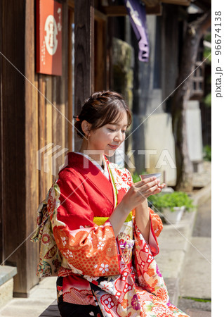 お茶を飲む和装の女性 96674138