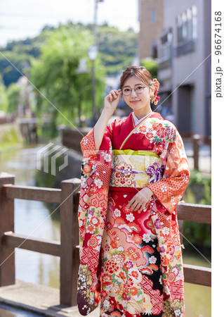 メガネをかけた和装姿の女性 96674168