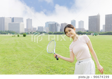 若い女性　テニスイメージ 96674199