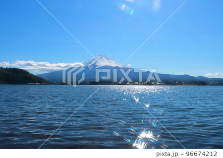 河口湖の美しい富士山と湖面のキラキラ 河口湖の美しい富士山と湖面のキラキラ 96674212