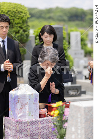 納骨式に参列する遺族 納骨式に参列する遺族 96674224