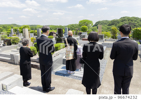 納骨式に参列する遺族 96674232