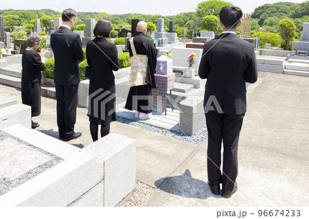 納骨式に参列する遺族 納骨式に参列する遺族 96674233