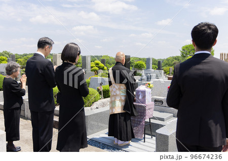 納骨式に参列する遺族 96674236