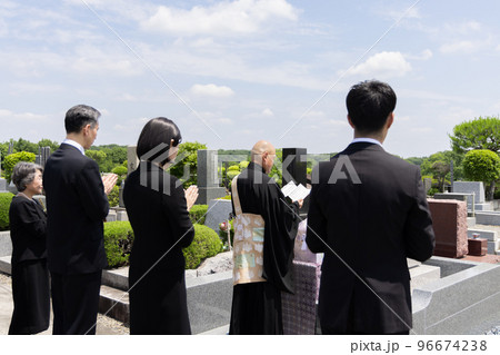 納骨式に参列する遺族 納骨式に参列する遺族 96674238
