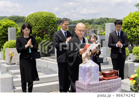 納骨式に参列する遺族 96674242