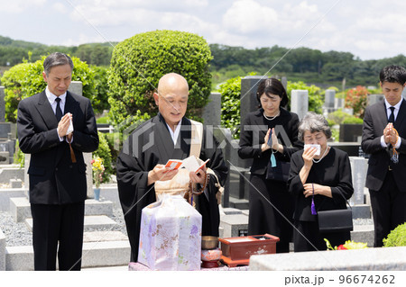 納骨式に参列する遺族 納骨式に参列する遺族 96674262