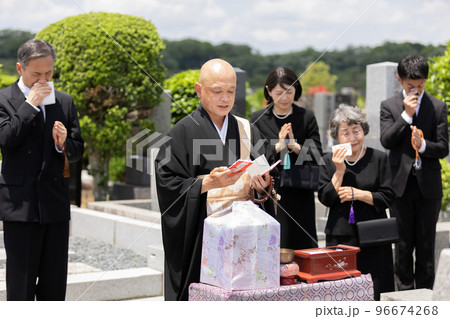 納骨式に参列する遺族 96674268