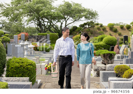 お墓参りをするミドル夫婦 お墓参りをするミドル夫婦 96674356