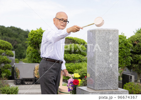 墓石の掃除をするシニア男性 96674367