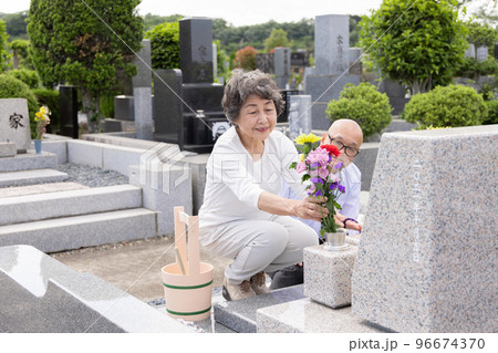 迎え盆　送り盆　お墓参り 96674370