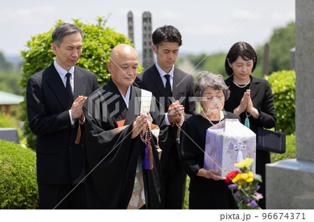 納骨式に参列する遺族 96674371