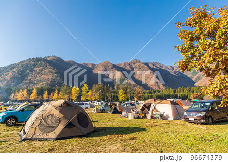 「静岡県」秋色に染まったオートキャンプ場 96674379
