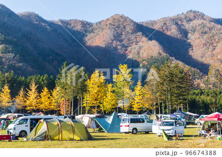 「静岡県」秋色に染まったオートキャンプ場 「静岡県」秋色に染まったオートキャンプ場 96674388