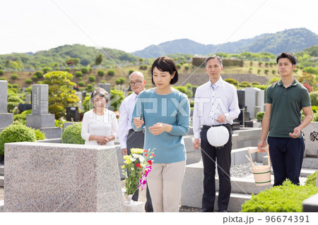 お墓参り 96674391