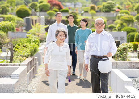 迎え盆　送り盆　お墓参り 96674415