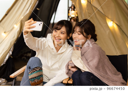 お家キャンプ　スマホで記念撮影 96674450