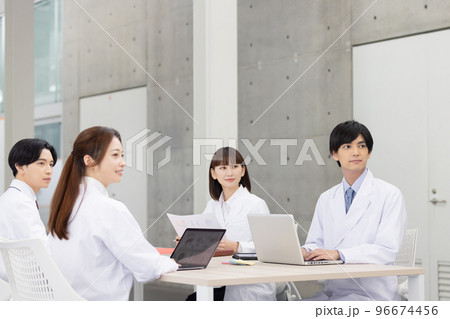 打合せをする研究員 打合せをする研究員 96674456