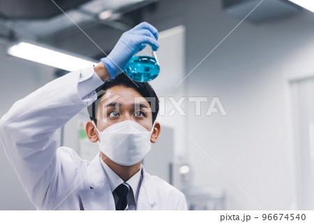 研究をする男性 96674540