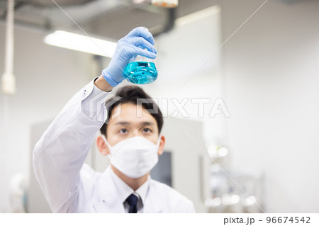 研究室で働く研究者 研究室で働く研究者 96674542