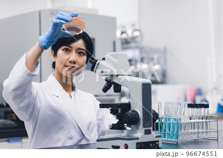 若い女性、研究室、科学、実験、顕微鏡 96674551