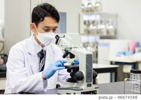 検査結果を確認する白衣を着た女性 検査結果を確認する白衣を着た女性 96674566