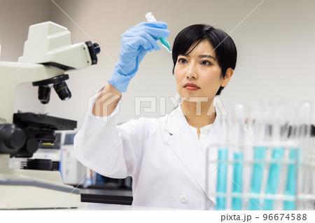 若い女性、研究室、科学、実験、顕微鏡 若い女性、研究室、科学、実験、顕微鏡 96674588
