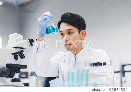 試験管を確認する若い男性 試験管を確認する若い男性 96674594