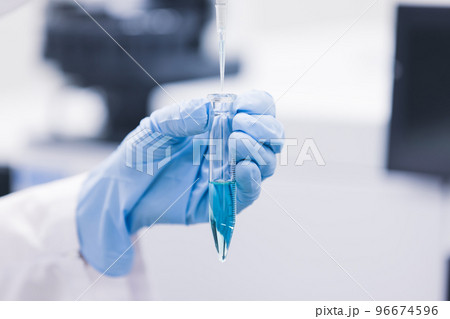 研究室　開発　実験室　臨床検査　バイオテクノロジー　新薬 96674596