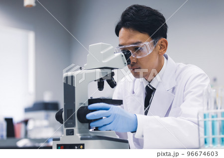 実験する若い研究員 実験する若い研究員 96674603