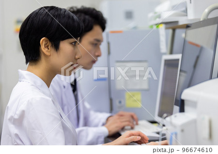 実験する若い研究員 実験する若い研究員 96674610
