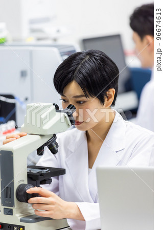 研究室　開発　実験室　臨床検査　バイオテクノロジー　新薬 96674613