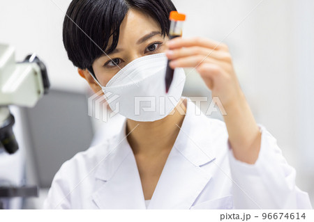 若い女性、研究室、科学、実験、顕微鏡 96674614