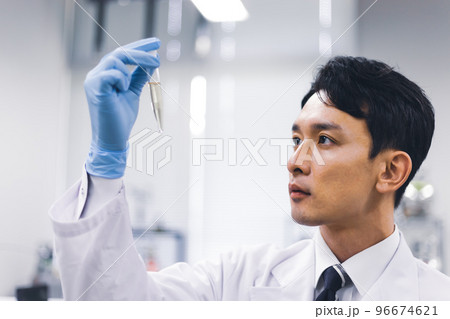 試験管を確認する男性 96674621