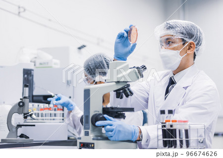 研究室　開発　実験室　臨床検査　バイオテクノロジー　新薬 96674626