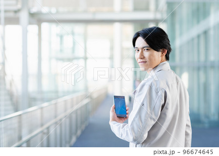 スマートフォンを使う若い男性エンジニア スマートフォンを使う若い男性エンジニア 96674645