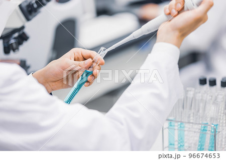 研究室で働く研究者 研究室で働く研究者 96674653