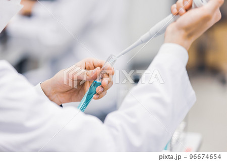 研究室で働く研究者 96674654