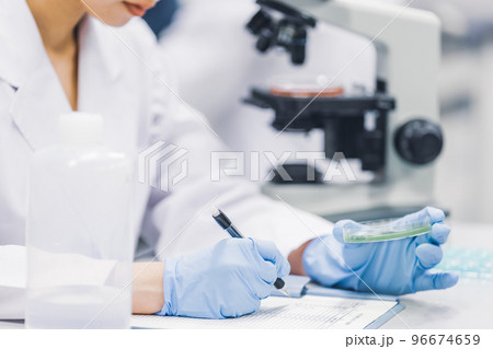シャーレを持つ研究者 シャーレを持つ研究者 96674659