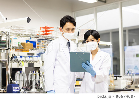 検査結果を確認する白衣を着た男性 96674687