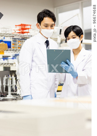 検査結果を確認する白衣を着た男性 96674688