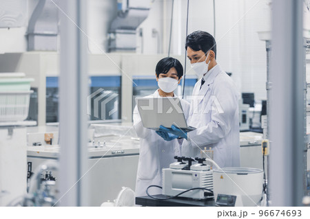 研究室　開発　実験室　臨床検査　バイオテクノロジー　新薬 96674693