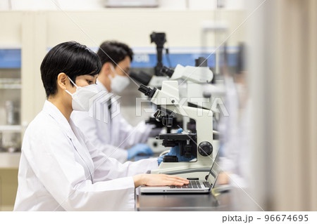 研究室　開発　実験室　臨床検査　バイオテクノロジー　新薬 96674695