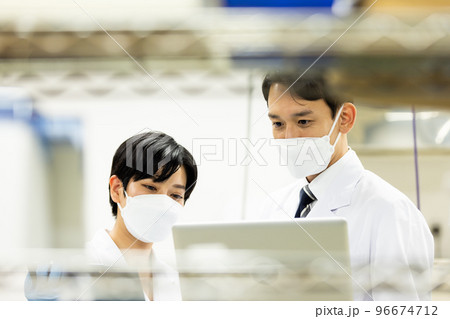 研究室　開発　実験室　臨床検査　バイオテクノロジー　新薬 96674712