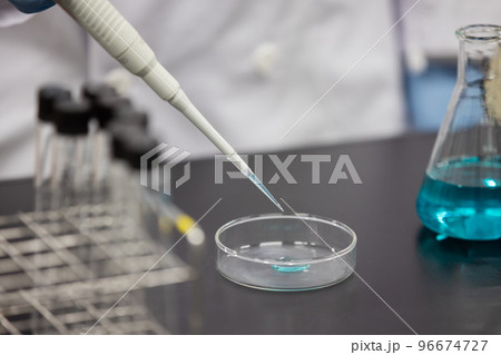 研究室　開発　実験室　臨床検査　バイオテクノロジー　新薬 96674727