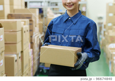 倉庫で働く女性従業員 96674840
