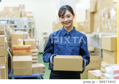 倉庫で働く女性従業員 倉庫で働く女性従業員 96674842
