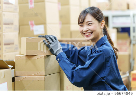 倉庫で働く女性作業員 96674849