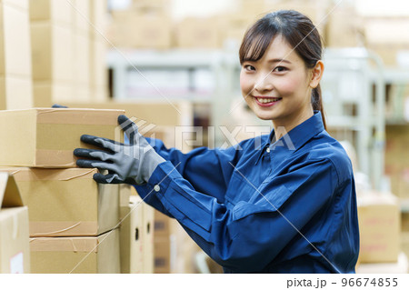倉庫で働く女性作業員のポートレート 96674855