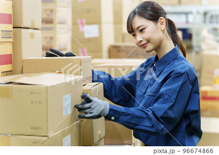 倉庫で働く女性作業員 倉庫で働く女性作業員 96674866